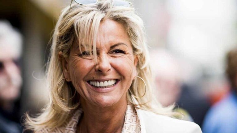 A 56 ans, Caroline Margeridon s'affiche en mini bikini et fait fondre les internautes