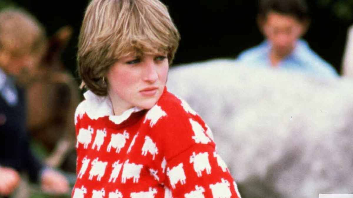 Lady Diana  son célèbre pull rouge vintage imprimé de moutons vendu aux enchères à prix COLOSSALE