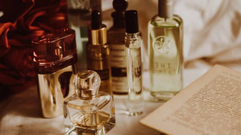 Parfum cet endroit surprenant où le conserver pendant l'été pour préserver sa senteur