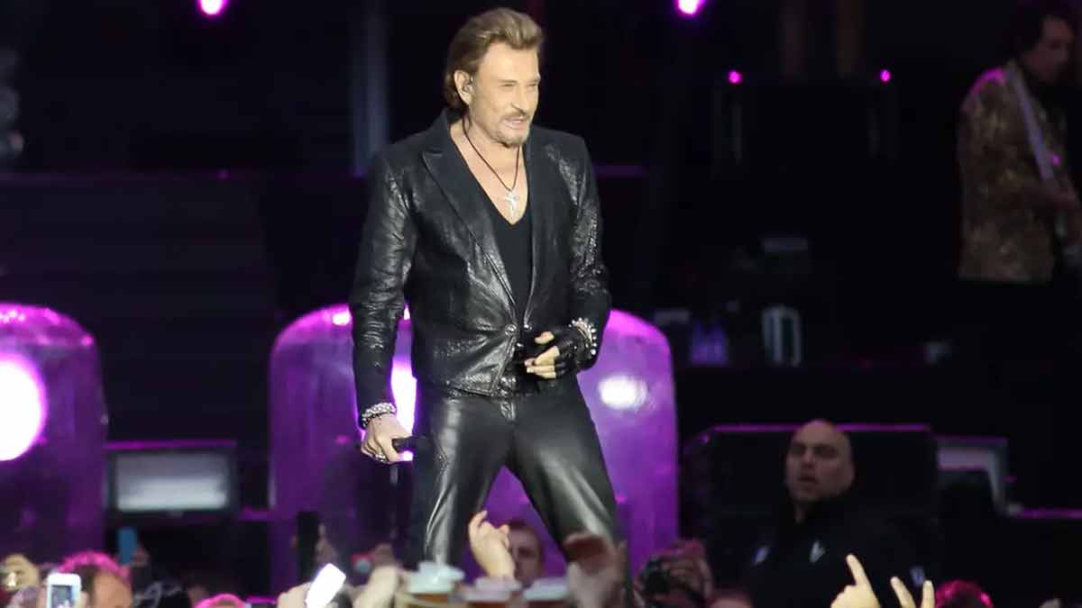 johnny-hallyday-aurait-du-feter-ses-80-ans-ses-fans-ont-recouvert-sa-tombe-de-fleurs-pour-loccasion-a-saint-barthelemy