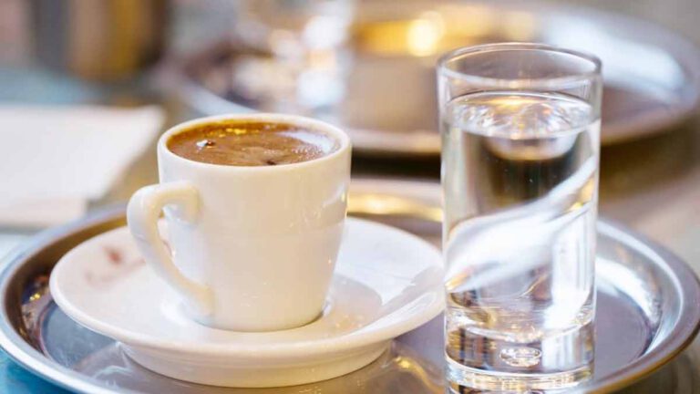 A quoi sert réellement le verre d'eau servi avec le café ? Vous allez être surpris !