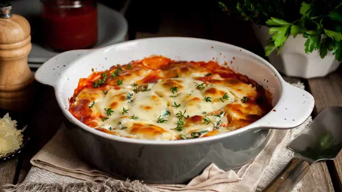 Cette recette savoureuse facile et simple de gratin de courgettes à la mozzarella