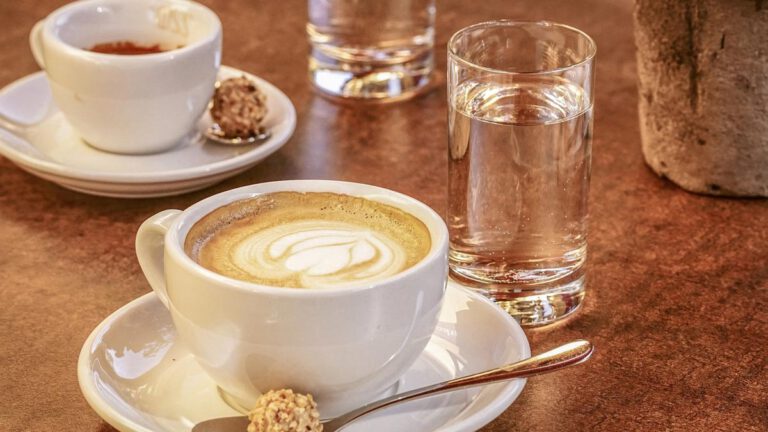 Découvrez pourquoi un verre d’eau est toujours servi avec le café