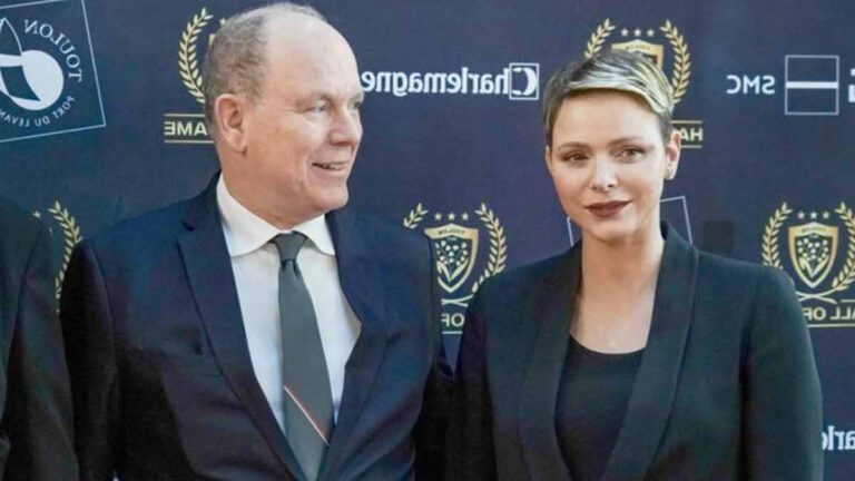 La princesse Charlène apparaît à côté d’Albert II pour le lancement la nouvelle chaîne TV Monaco avec un grand sourire