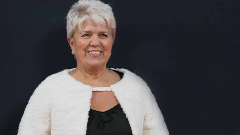 Mimie Mathy, heureuse en Provence sa surprenante maison, dans un village à la sombre histoire