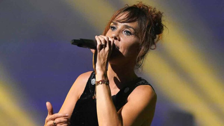 Zaz en plein deuil après le décès de son papa, elle continue d’honorer sa tournée