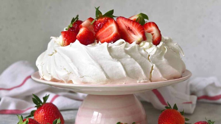 Pavlova aux fraises : Laurent Mariotte fait fondre avec sa recette gourmande et légère, à essayer absolument !