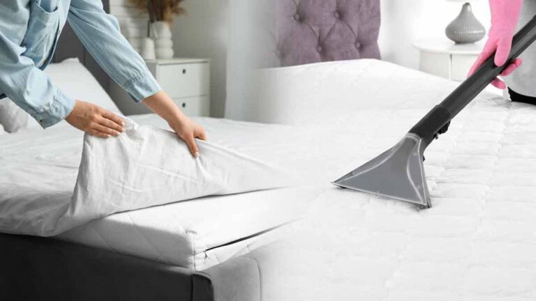 Comment se débarrasser des traces jaunies sur le matelas ? Découvrez une astuce pour le nettoyer en 5 mn chrono