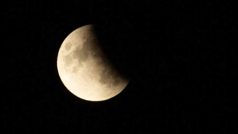 « Lune des moissons » : les magnifiques images de l’éclipse lunaire visible même en France